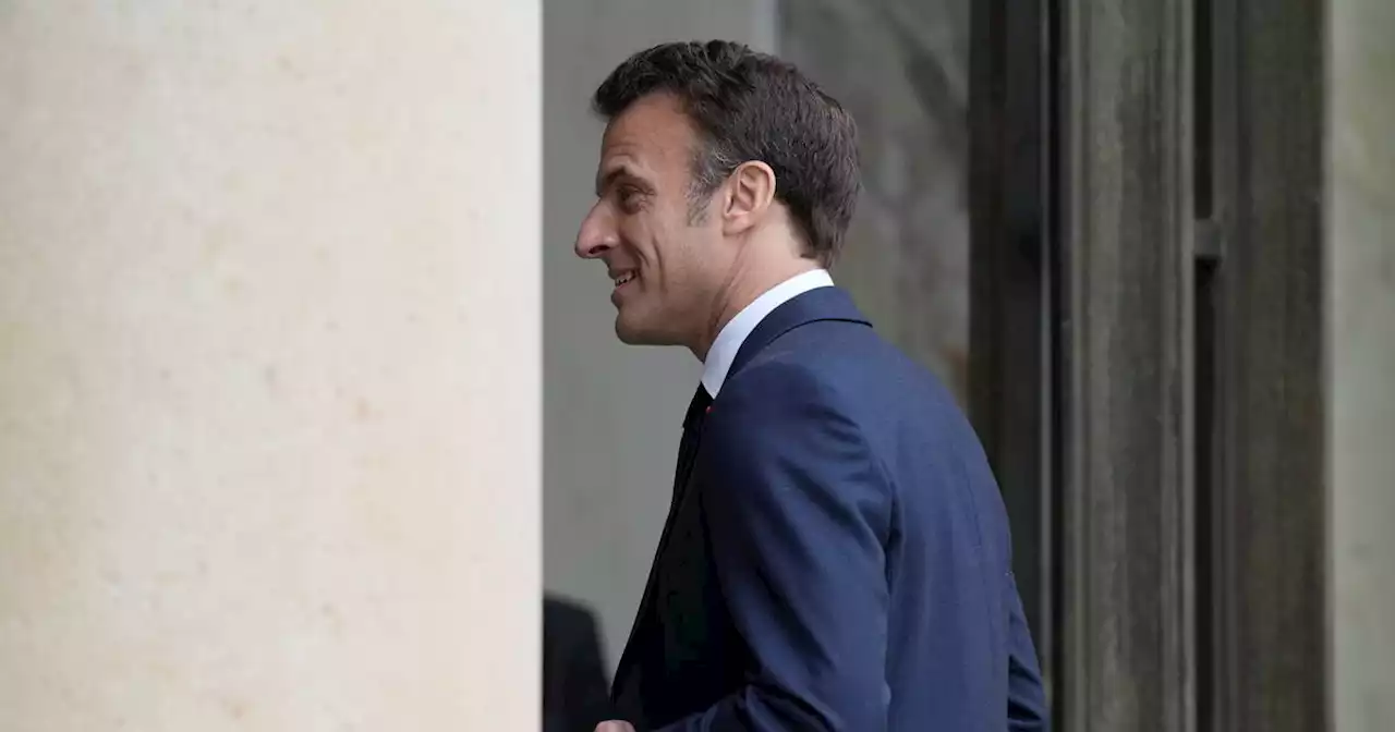 Non, Emmanuel Macron n’a pas promulgué la loi retraites au milieu de la nuit