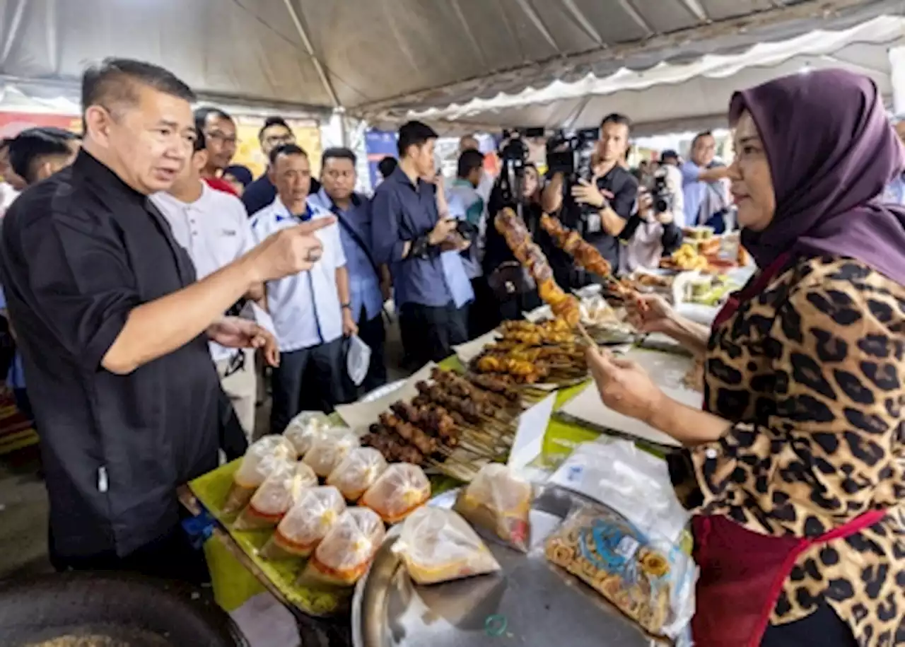 Aidilfitri: Avoid panic buying, food supply sufficient, says Salahuddin Ayub