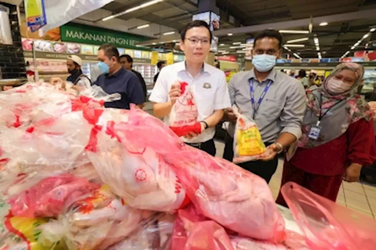 State official: Five suppliers in Johor in trouble for selling chicken above ceiling price