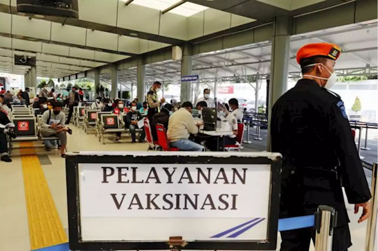 Layanan Vaksin Stasiun Pasar Senen Ramai Dikunjungi Calon Penumpang.