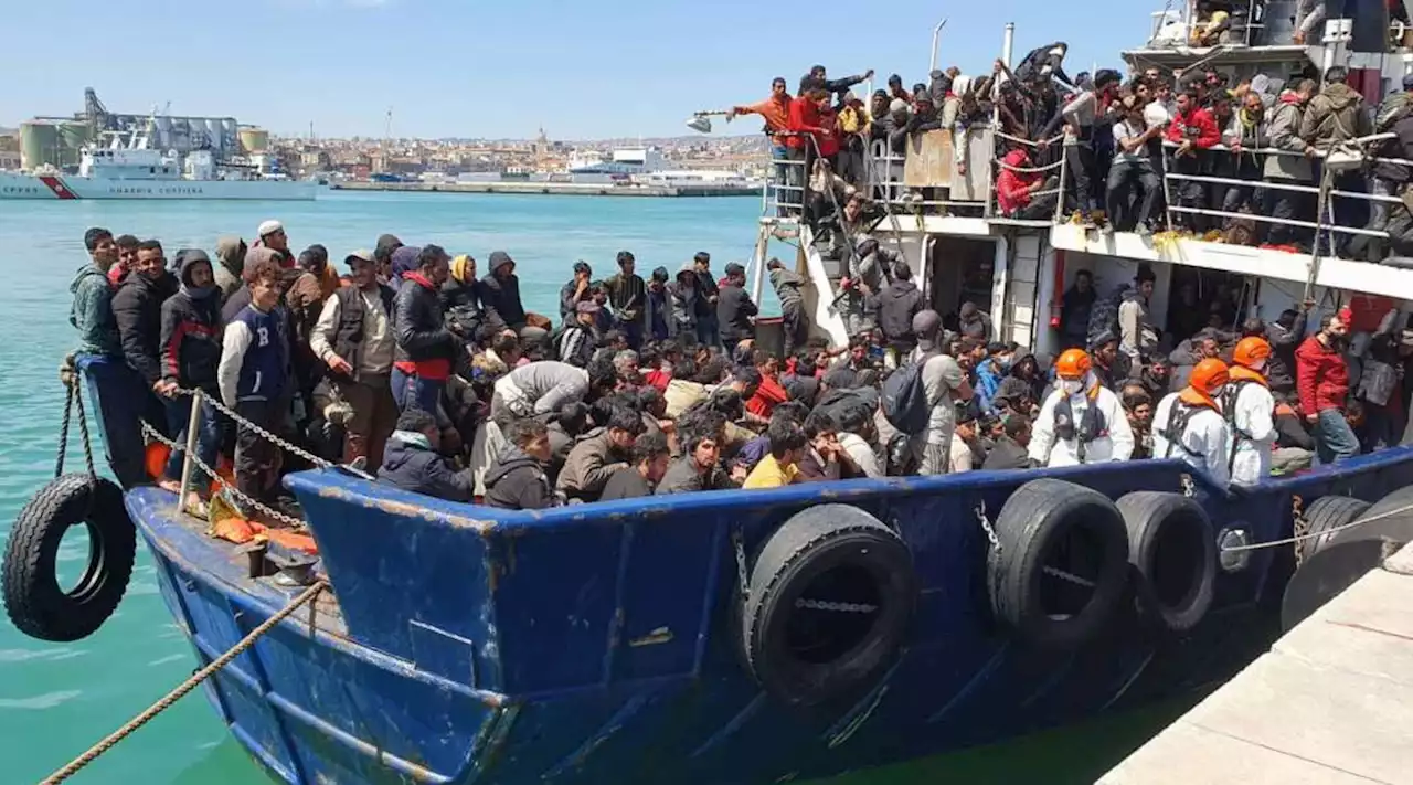 Migranti, peschereccio con a bordo 600 persone soccorso in acque Sar maltesi