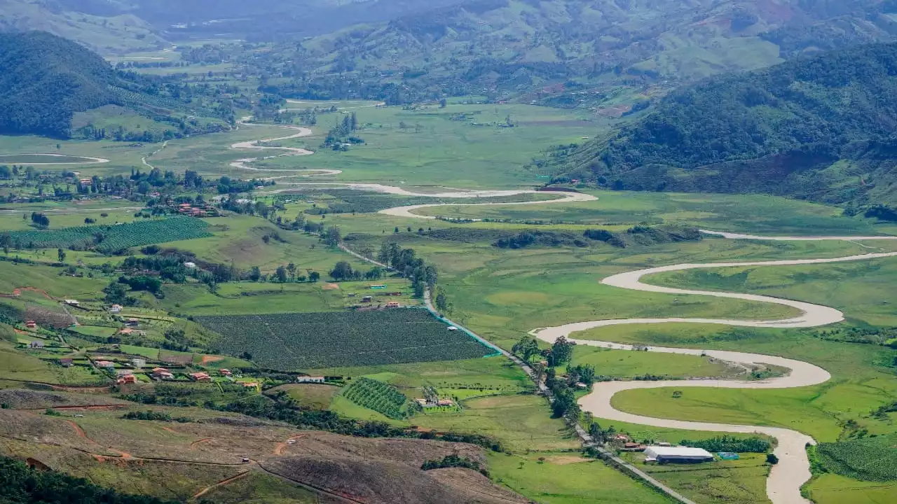 Un adolescente de 14 años, lleva seis días desaparecido tras caer al río Penderisco en Urrao, Antioquia