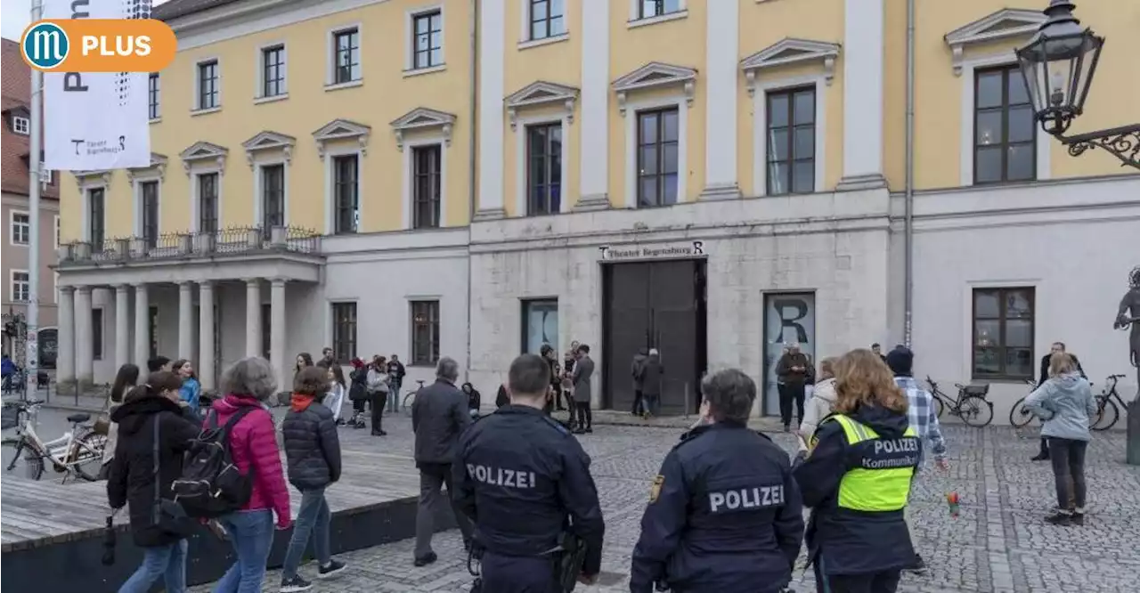 Zur Theater-Premiere in Regensburg rückt die Polizei an