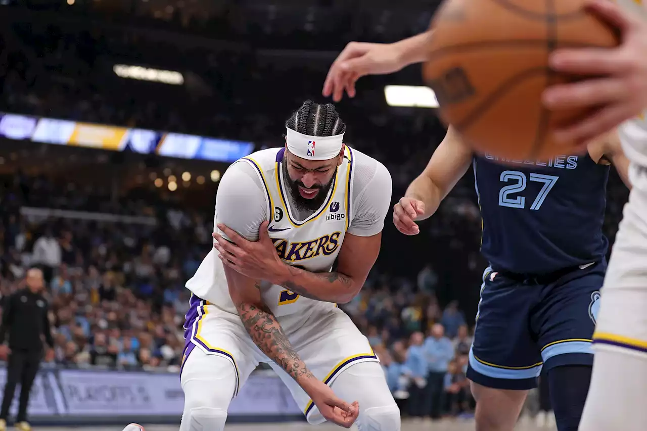 Lakers escape Anthony Davis injury scare vs. Grizzlies: ‘Can’t move my arm’