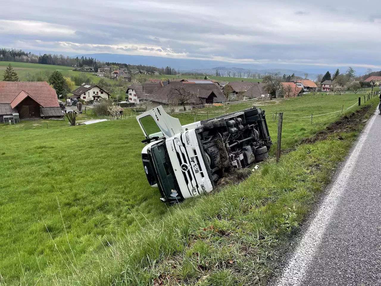 Courlevon FR: LKW kommt von der Strasse ab und landet auf der rechten Seite – Zeugenaufruf