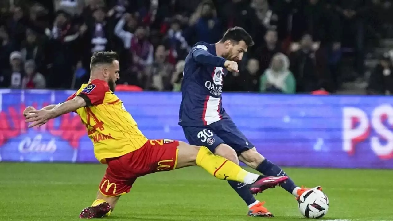 Con goles de Messi y Mbappé, París Saint-Germain amansa a Lens y se aleja