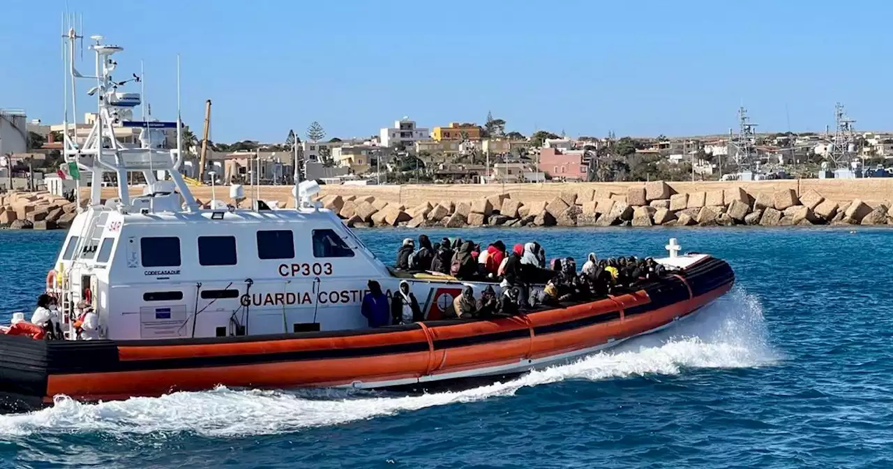 Peschereccio a rischio con 600 migranti soccorso da Guardia Costiera. A Lampedusa altri 221 in salvo