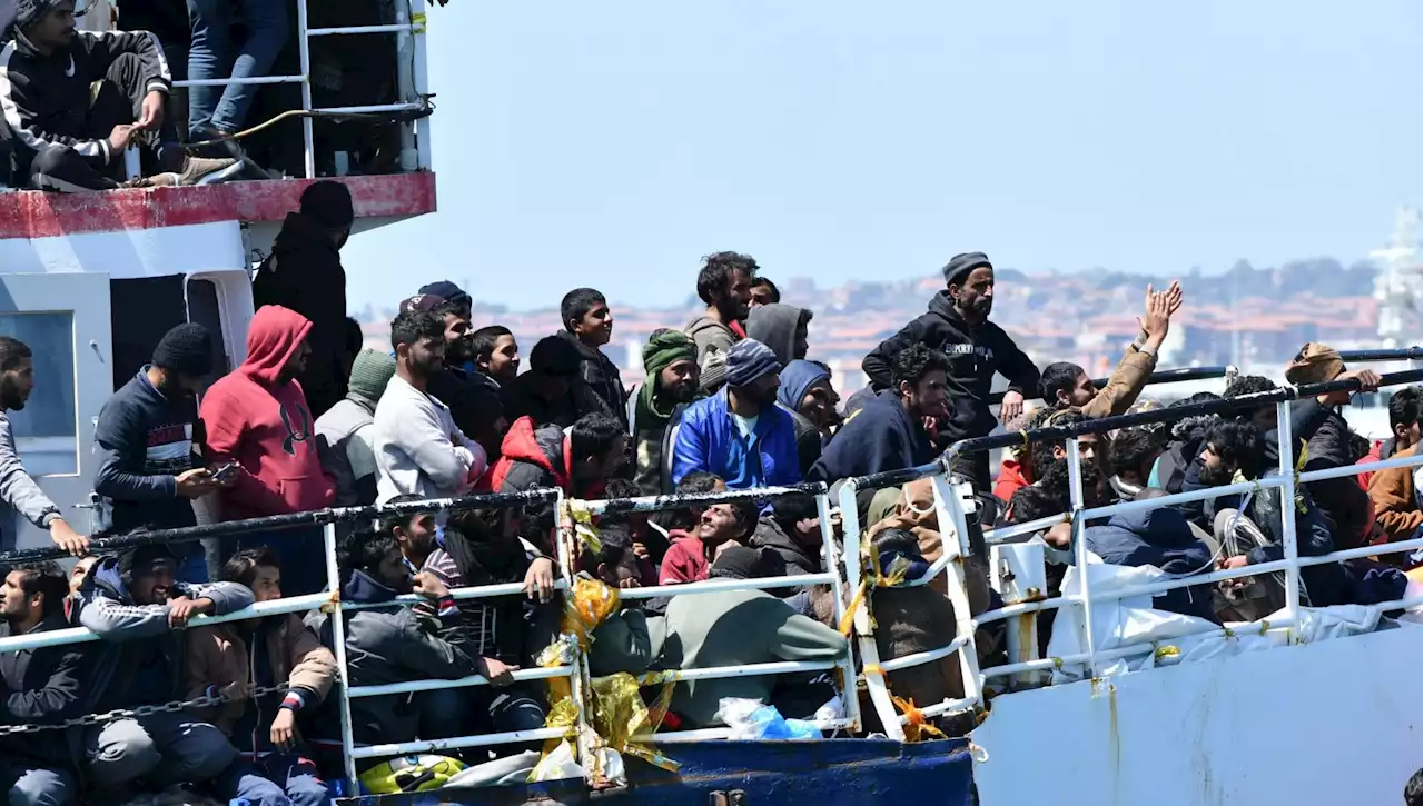 Migranti, soccorso peschereccio con 600 persone a bordo. Valenti nominato commissario per l'emergenza