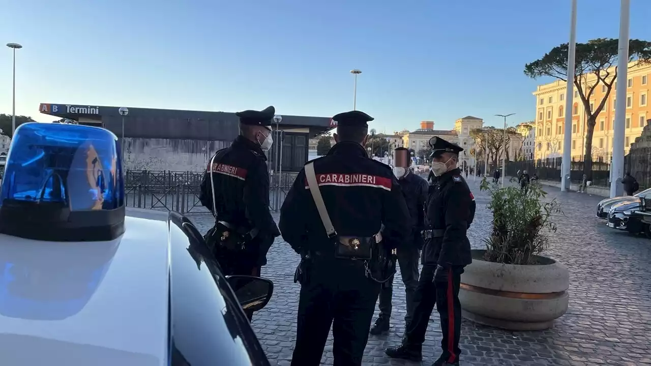 Derubano un turista, un passante li segnala e li fa denunciare