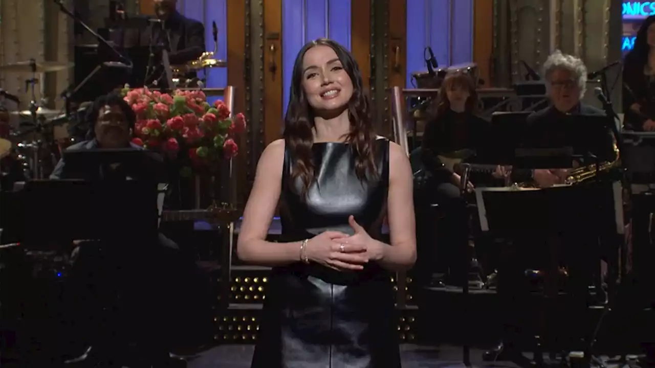 Ana de Armas Says Robert De Niro Surprised Her Dad in Cuba During ‘SNL’ Monologue