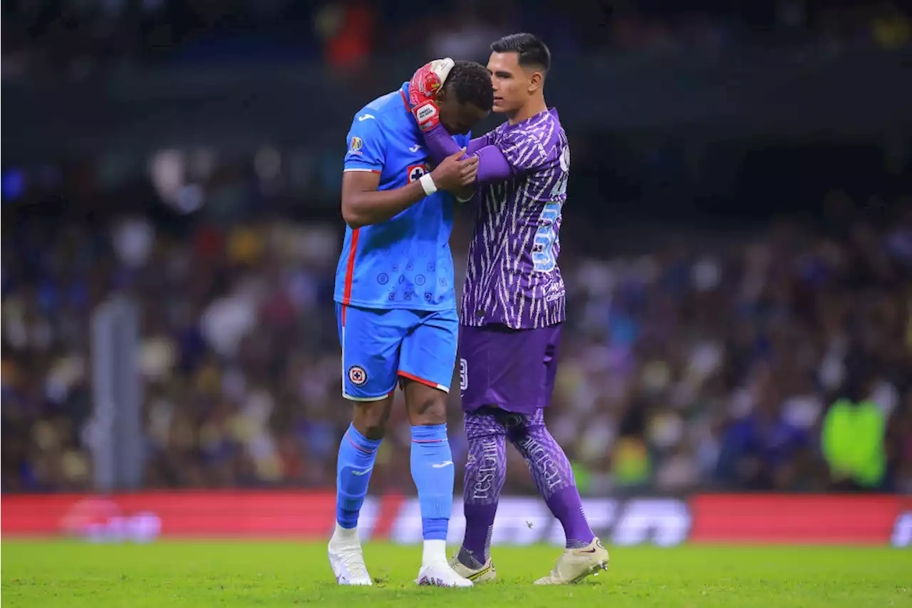 El emotivo abrazo de Malagón a un inconsolable Michael Estrada tras la roja