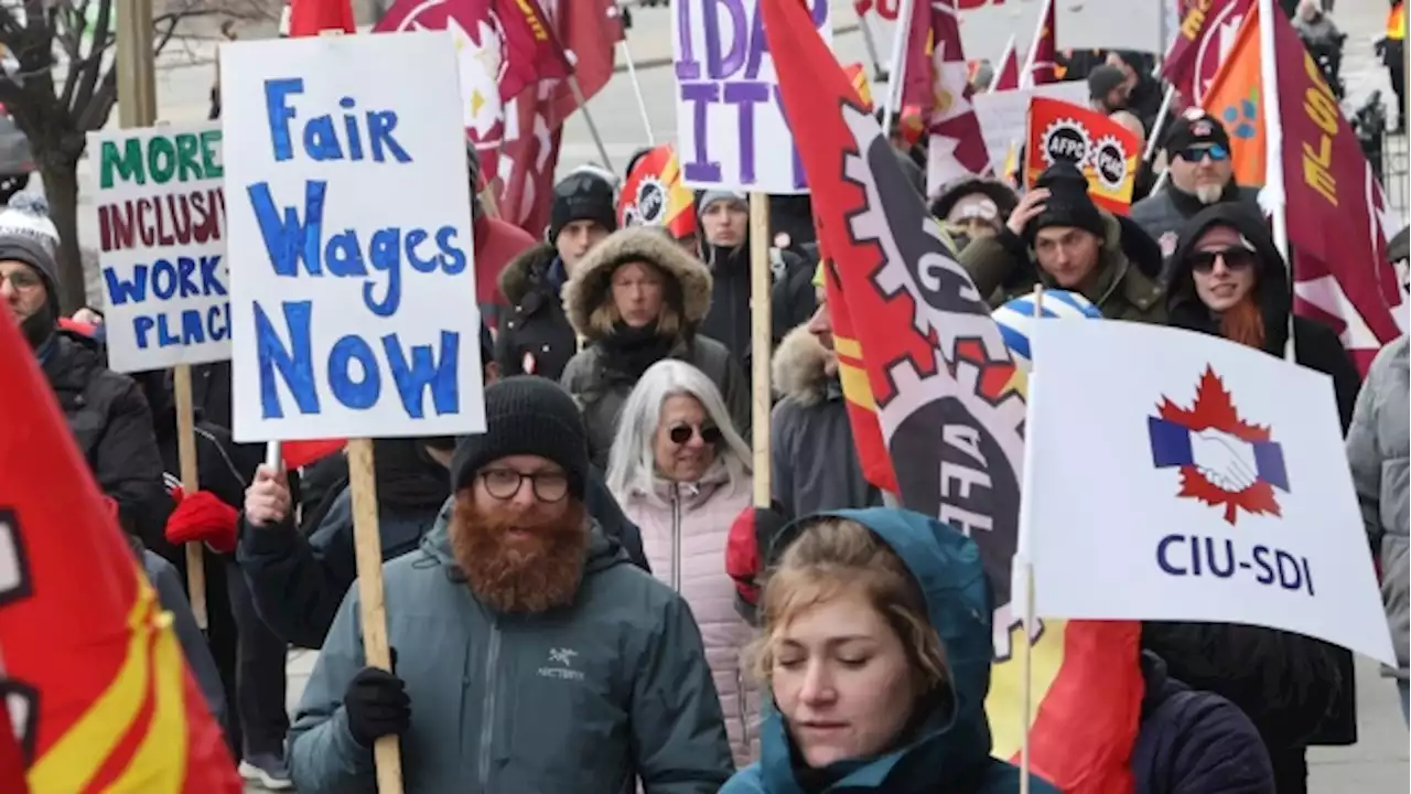 Federal workers to strike Wednesday if union, government don't reach deal by Tuesday - BNN Bloomberg