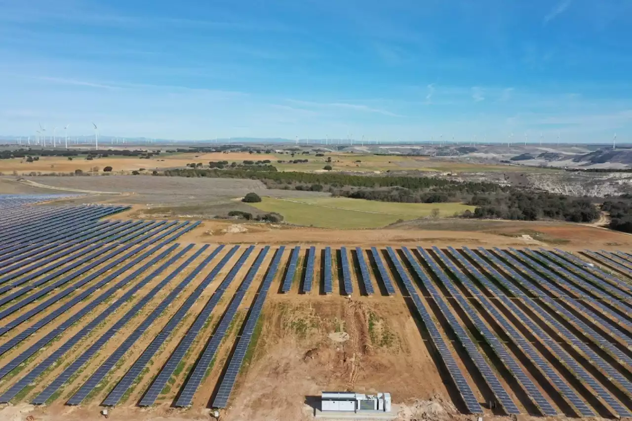 Iberdrola construye la primera planta híbrida eólica y solar de España en Burgos