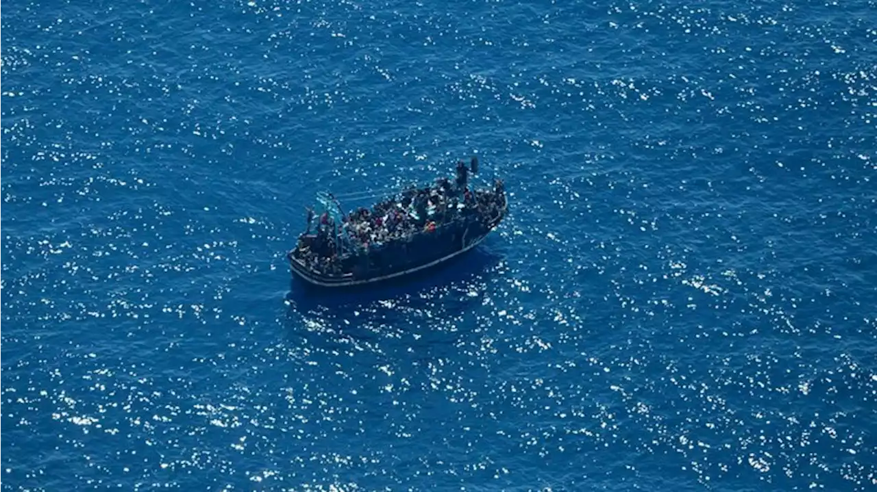 Italiens Küstenwache rettet 600 Migranten von Fischerboot