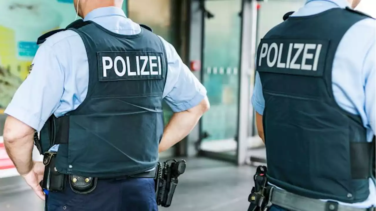 Überfall bei Fan-Anreise löst Polizeieinsatz mit mehreren Verletzten aus