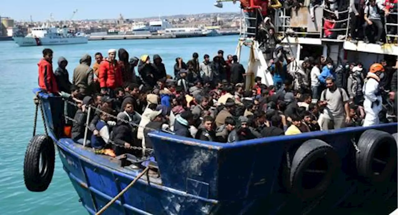 Scontro frontale sui migranti, il capo del Ppe Weber: «L’Italia va aiutata. Muri a difesa dell’Europa»