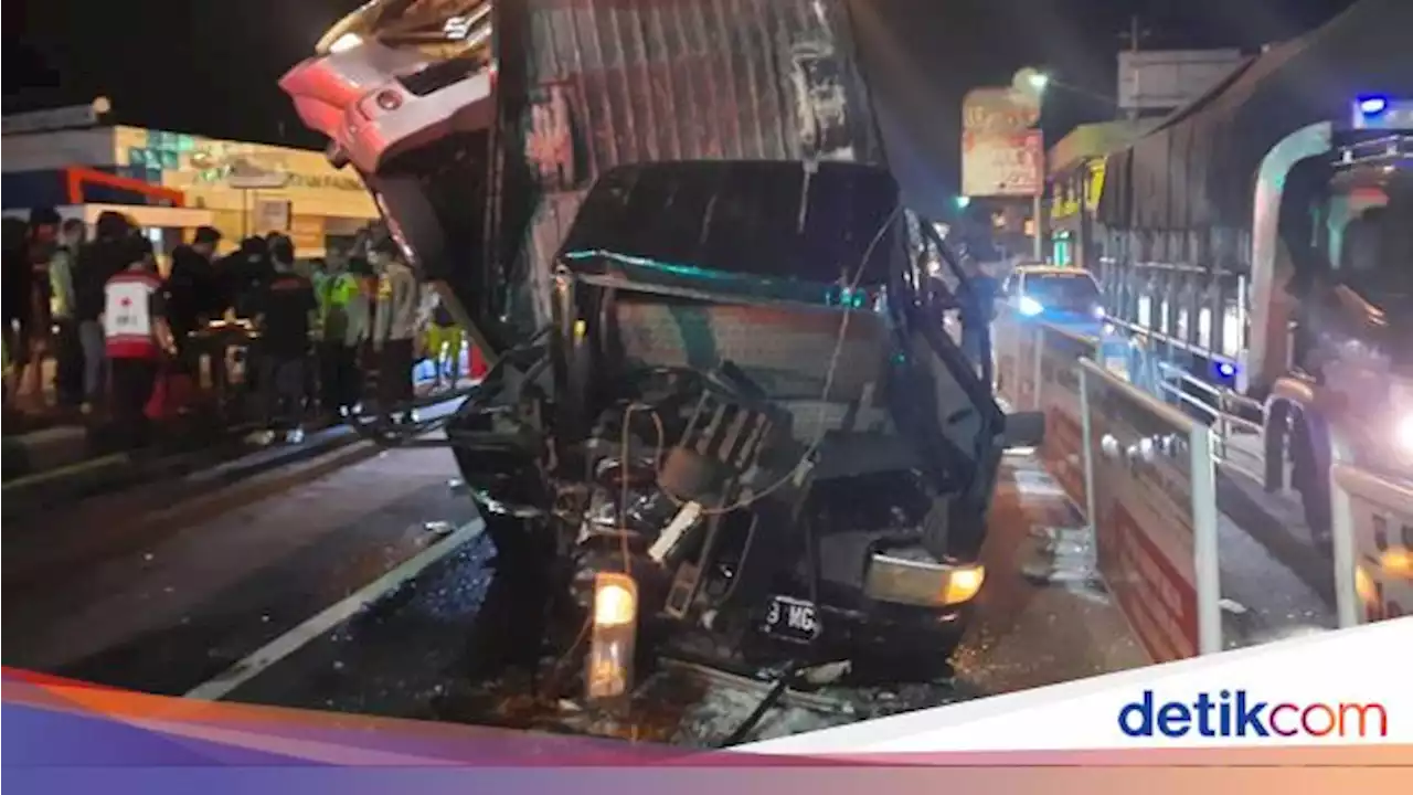 6 Kendaraan Kecelakaan di Traffic Light Magelang, Pikap Sampai Nungging!