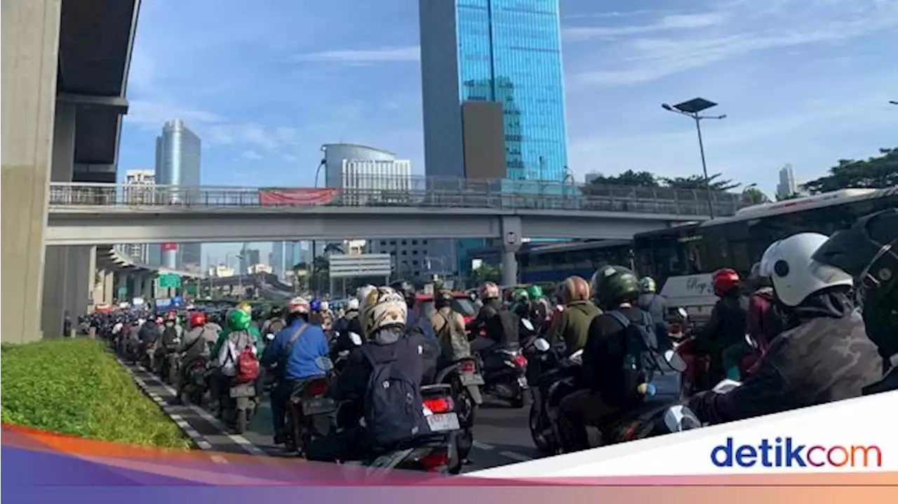 Pancoran Arah Semanggi Macet Parah, Pemotor Terobos Trotoar