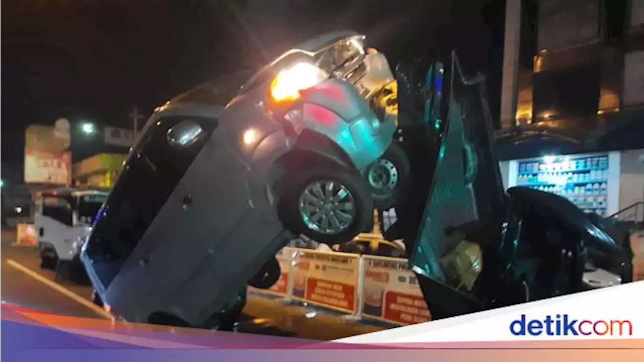 Potret Tabrakan Beruntun di Magelang, Mobil Nungging-Ringsek