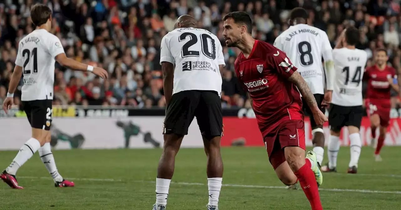 El Sevilla hundió más al Valencia en el descenso