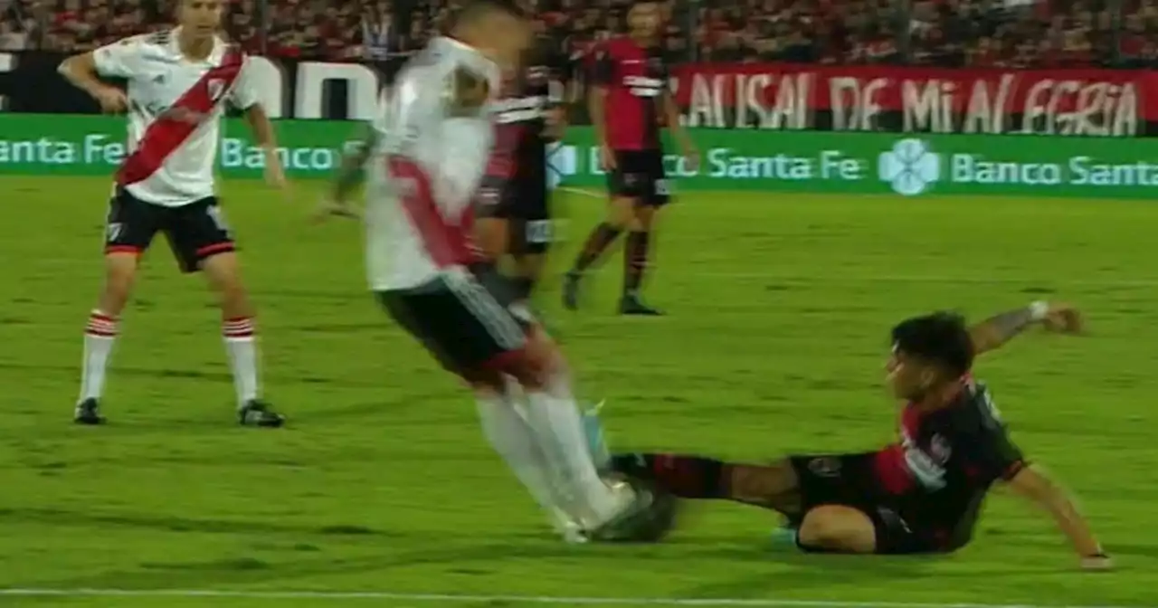 Polémica en Newell's-River: el patadón para roja de Aguirre a González Pirez