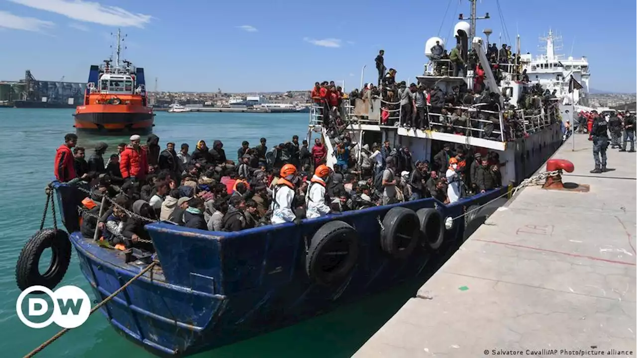 Erneut Hunderte Migranten in Italien angekommen | DW | 17.04.2023