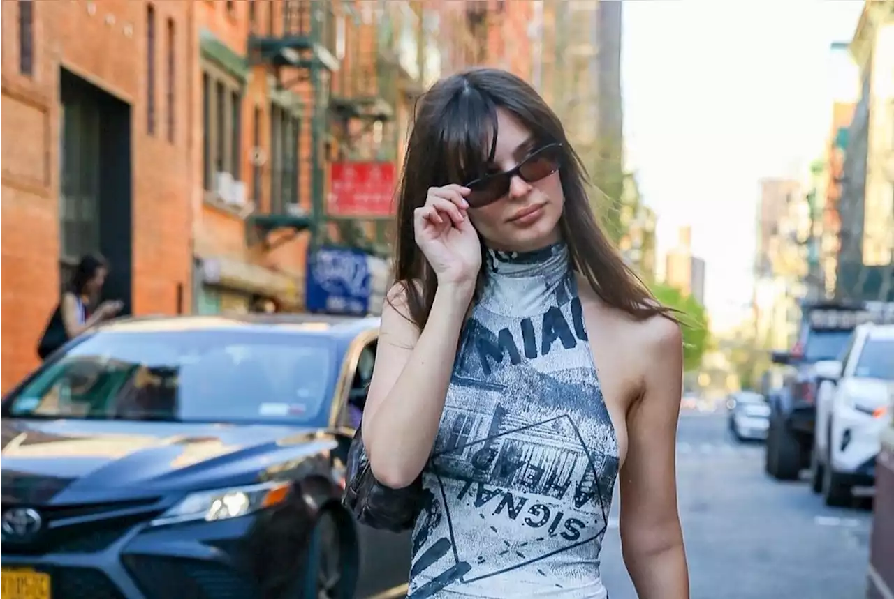 Emily Ratajkowski imite un des looks iconiques de Carrie Bradshaw dans « Sex in the city »