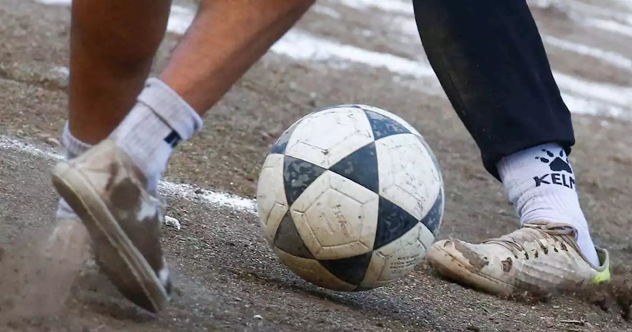 Niño murió por balonazo jugando cascarita de futbol en un colegio