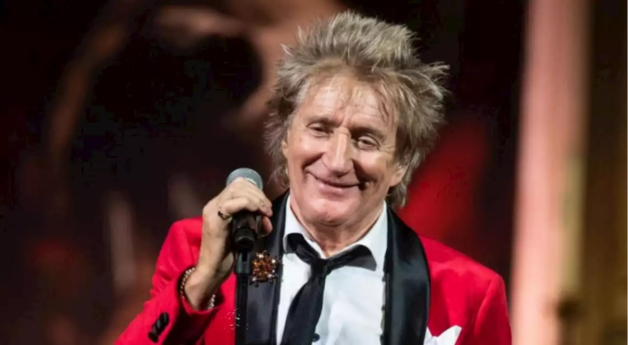 Celtic-daft Sir Rod Stewart gives 'last minute tactical team talk' to 'Hoops side'