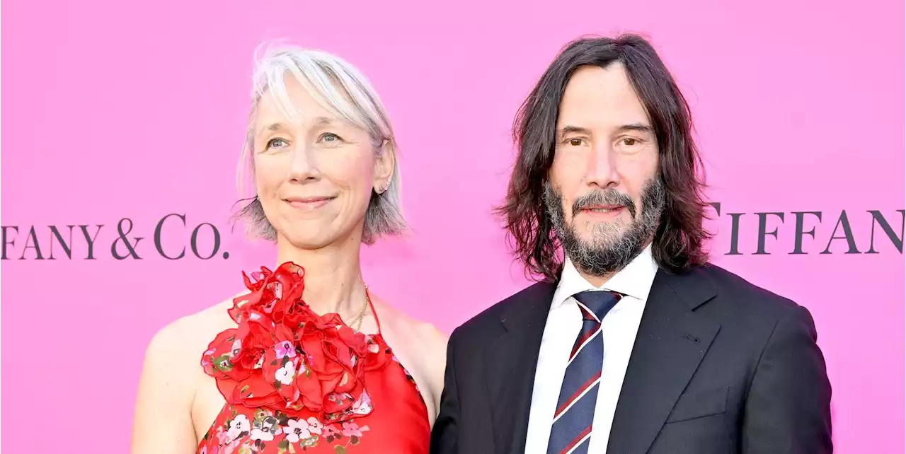 Keanu Reeves and Girlfriend Alexandra Grant Share a Kiss On the Red Carpet