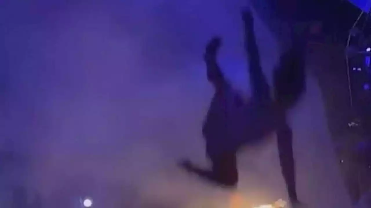 VIDEO | Horror en Coachella: bailarina cayó desde lo alto del escenario