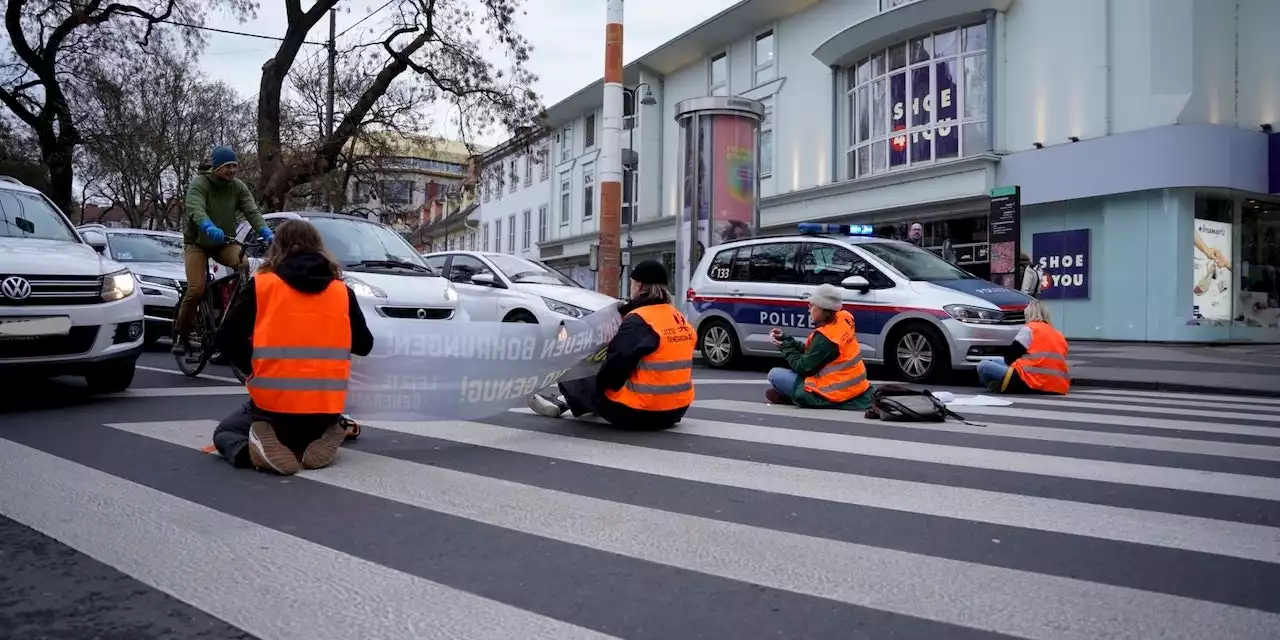 Klima-Kleber blockieren Opernring – Verkehrschaos in Graz