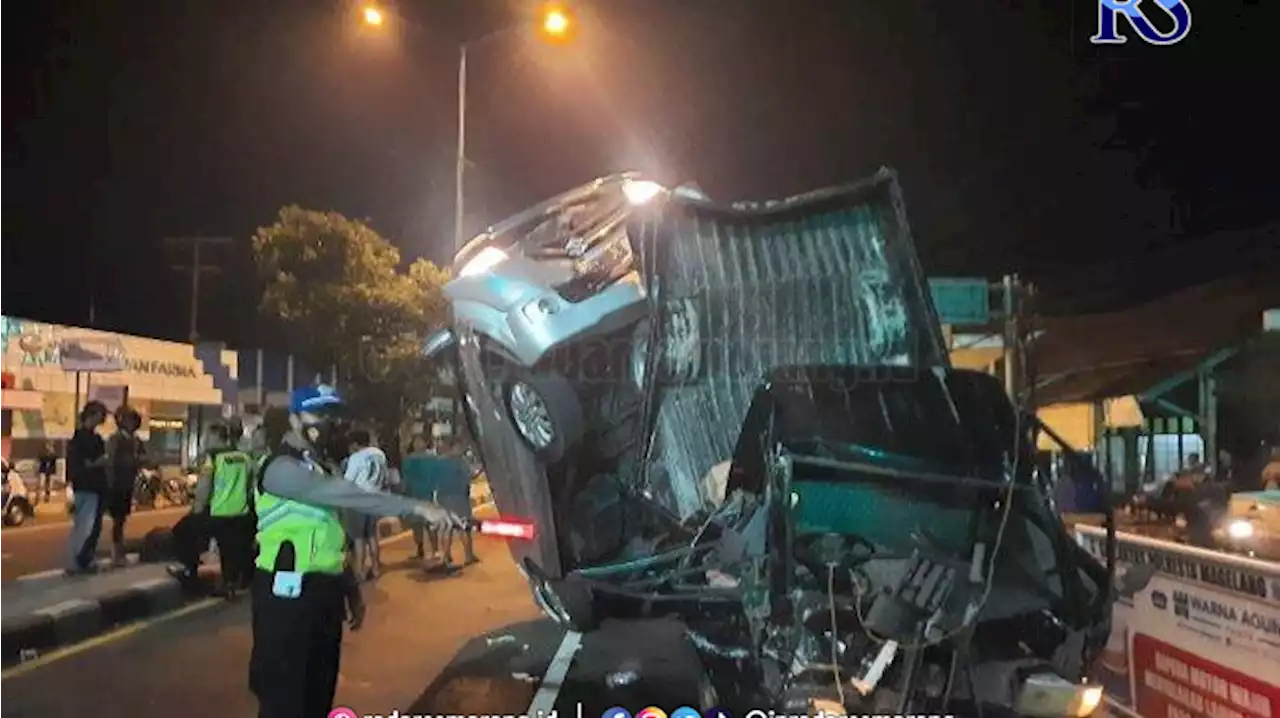 Bruaaakkkk!, Tengah Malam 6 Kendaraan Roda Empat Tabrakan Karambol