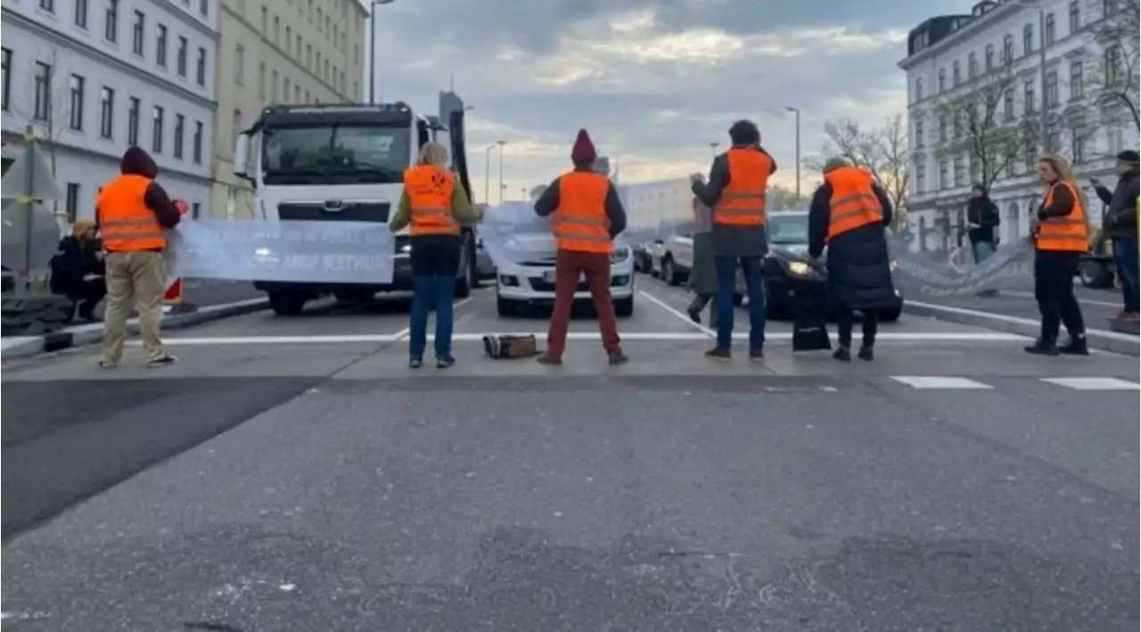 Klimaaktivisten blockieren die Wiener Reichsbrücke