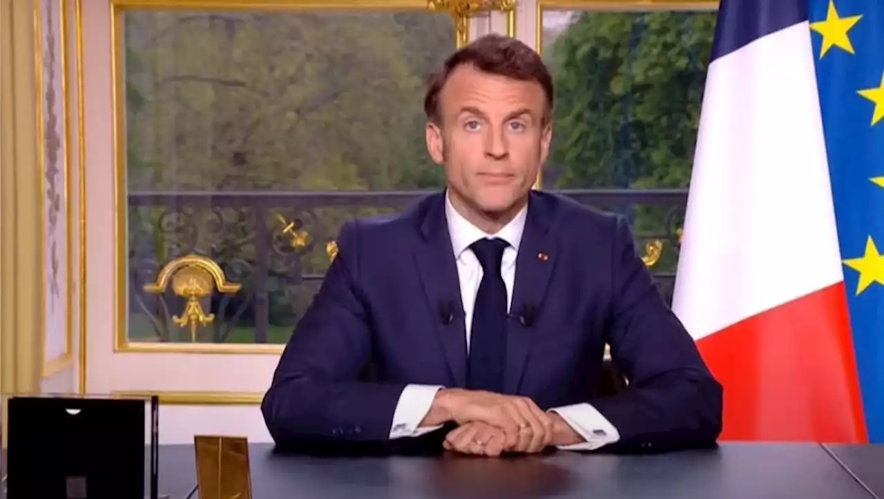 Allocution d'Emmanuel Macron : qui était en photo dans les deux cadres sur son bureau ?