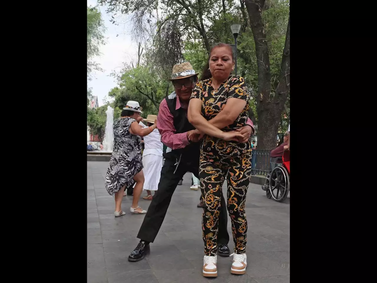 La Jornada: Con música y baile, adultos y jóvenes exigen a Sandra Cuevas cesar amenazas y agresiones