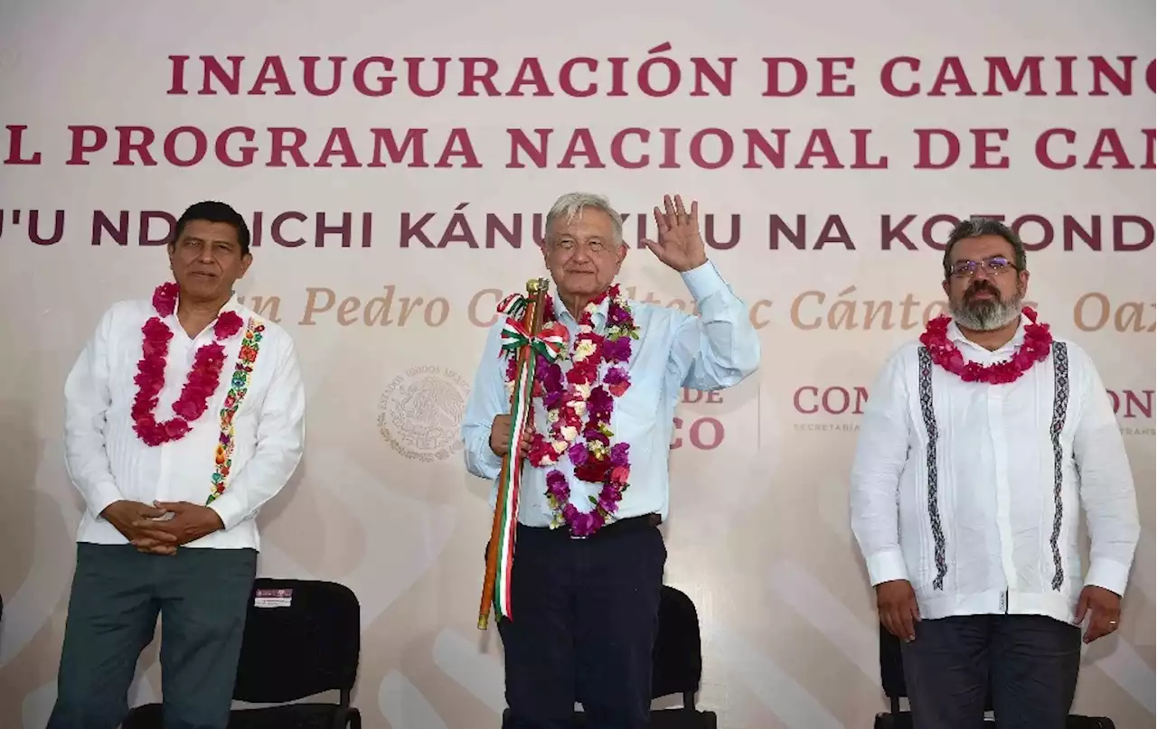 Se compromete AMLO a terminar caminos en municipios de Oaxaca