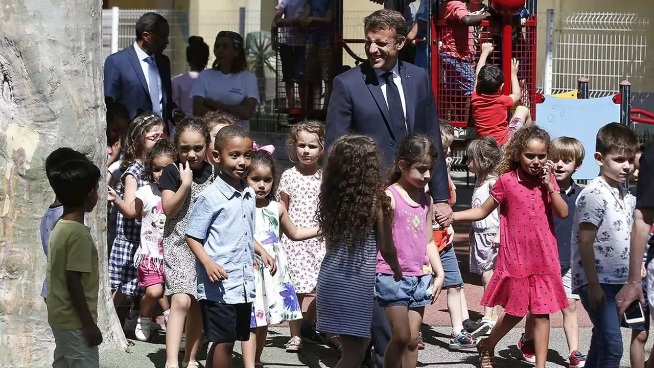 Comment Emmanuel Macron veut relancer le chantier de l'école