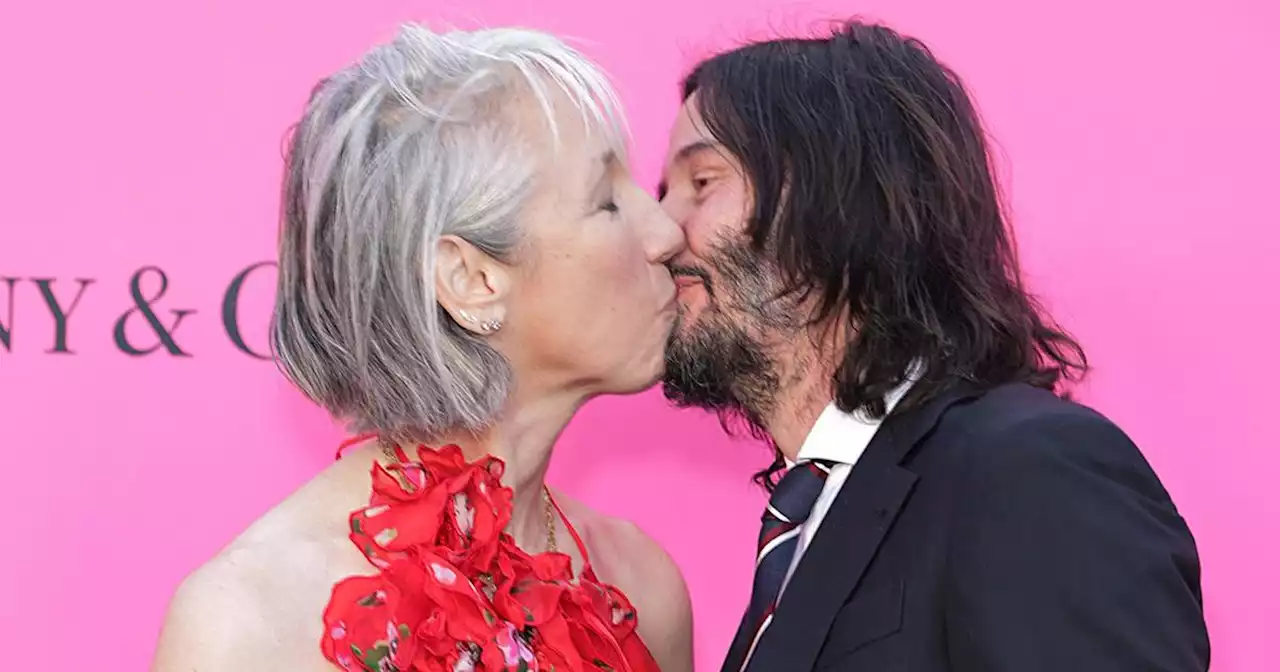 En vidéo, le baiser furtif de Keanu Reeves et sa compagne Alexandra Grant sur le tapis rouge de Los Angeles