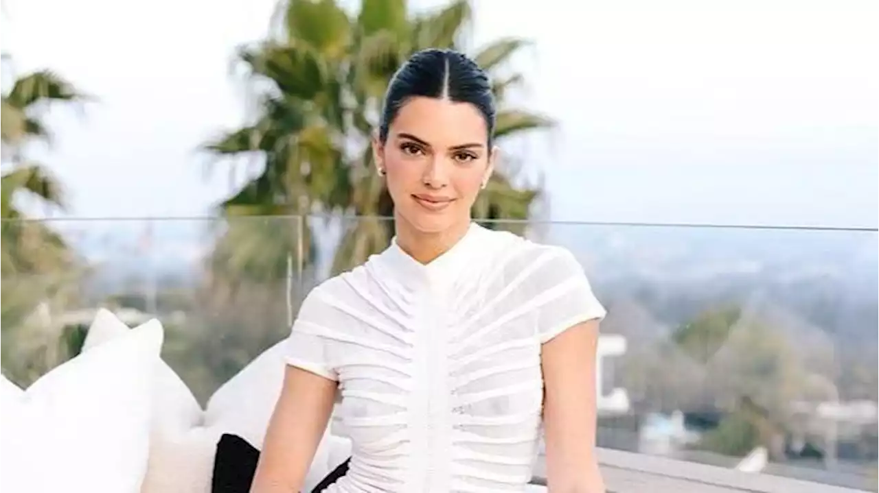 Seins nus, Kendall Jenner pose dans une robe transparente et scupturale signée Alaïa