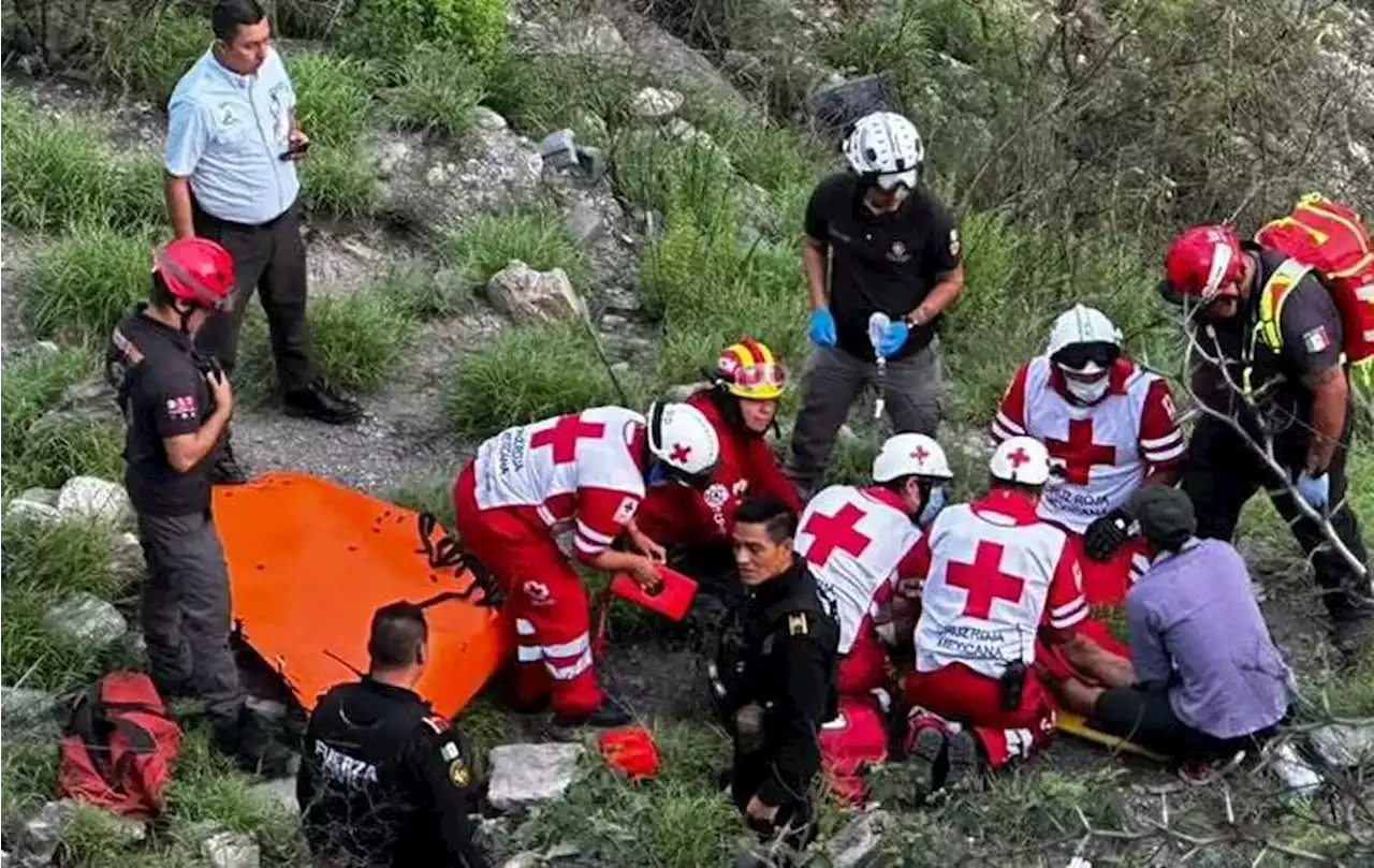 Cae auto a un barranco en la colonia Burócratas en Monterrey