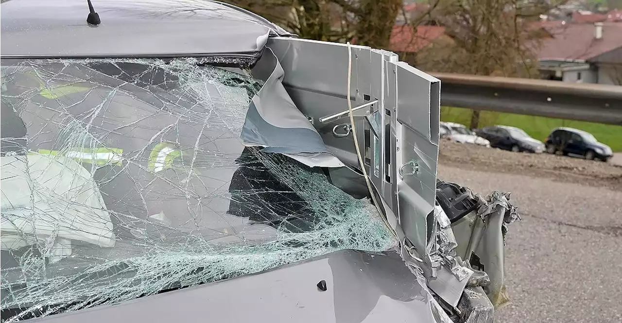 Kfz-Teil bohrte sich durch Windschutzscheibe: Fahrer hatte Riesenglück