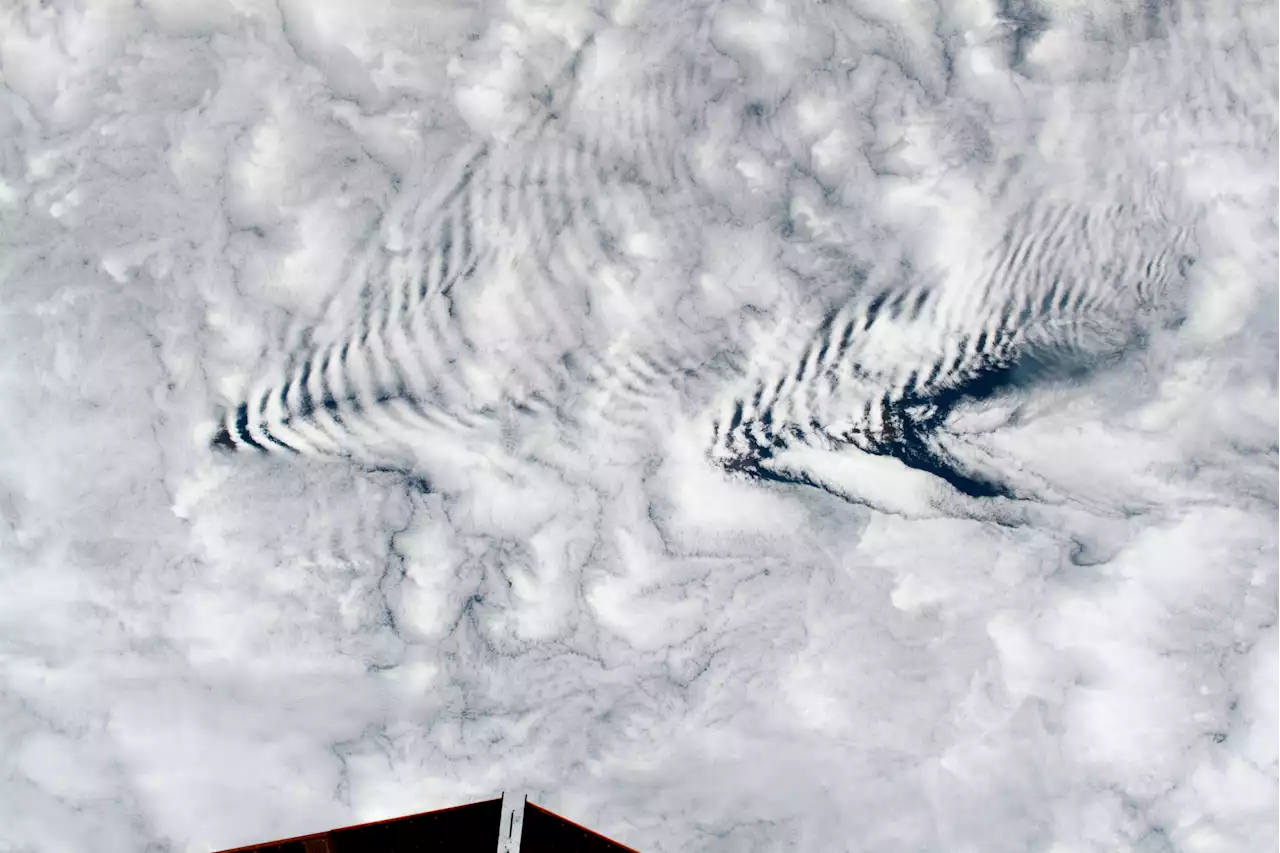 Bizarre wave clouds seen rippling over the ocean