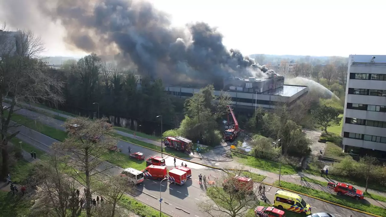 Grote brand in leegstaand pand in Zoetermeer, twee mensen van het dak gehaald