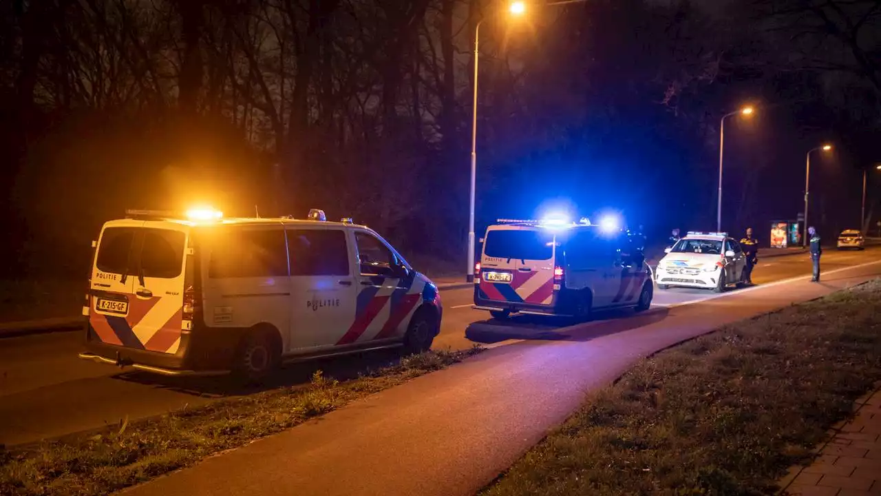 Tiener bedreigd met vuurwapen, agenten trekken wapen bij aanhouding duo