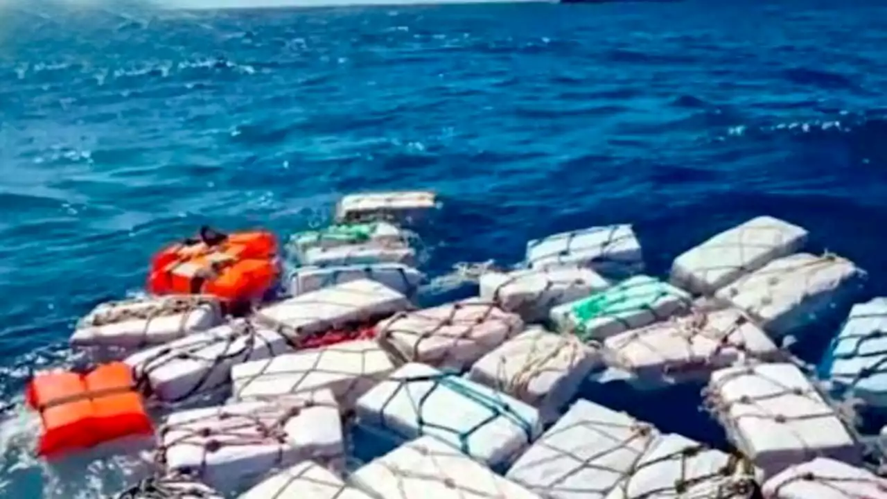 Italia: hallan dos toneladas de cocaína flotando cerca de la costa de Sicilia | El cargamento tiene un valor de 400 millones de euros