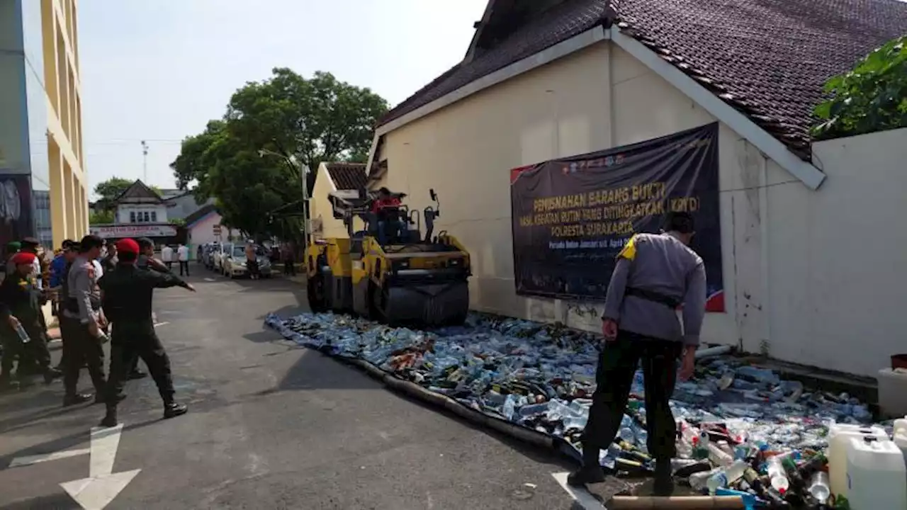 Polresta Solo Kembali Musnahkan Puluhan Ribu Liter Miras dan Knalpot Brong |Republika Online