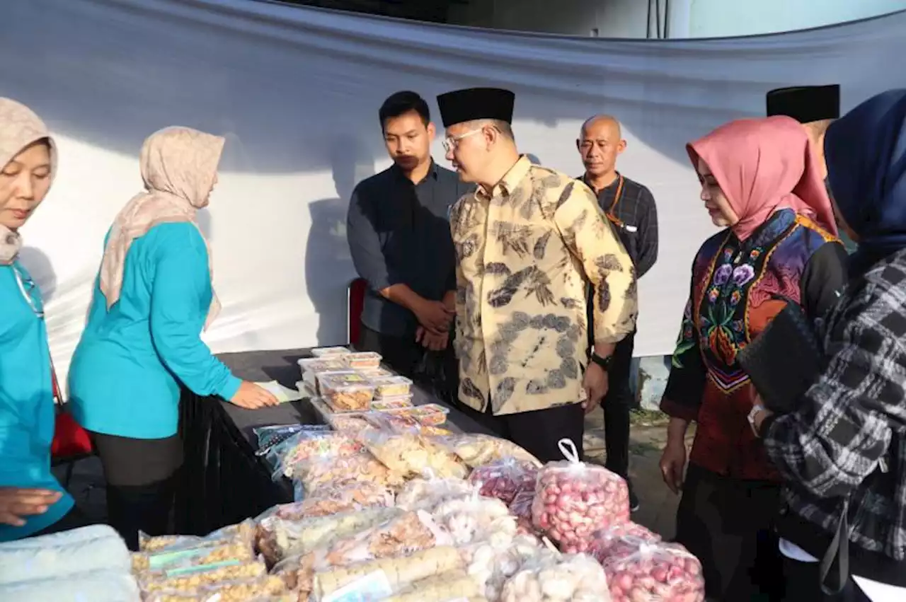 Warga Kota Batu Serbu Bahan Pokok Murah di Pasar Ramadhan |Republika Online