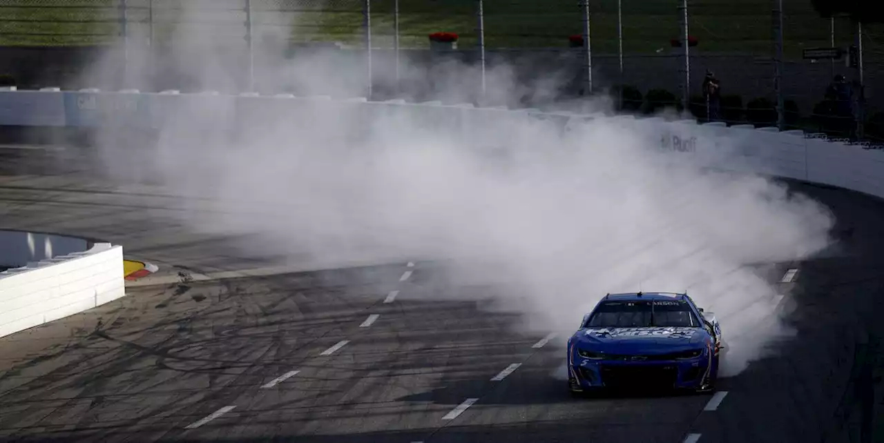 Kyle Larson Outduels Joey Logano at Martinsville