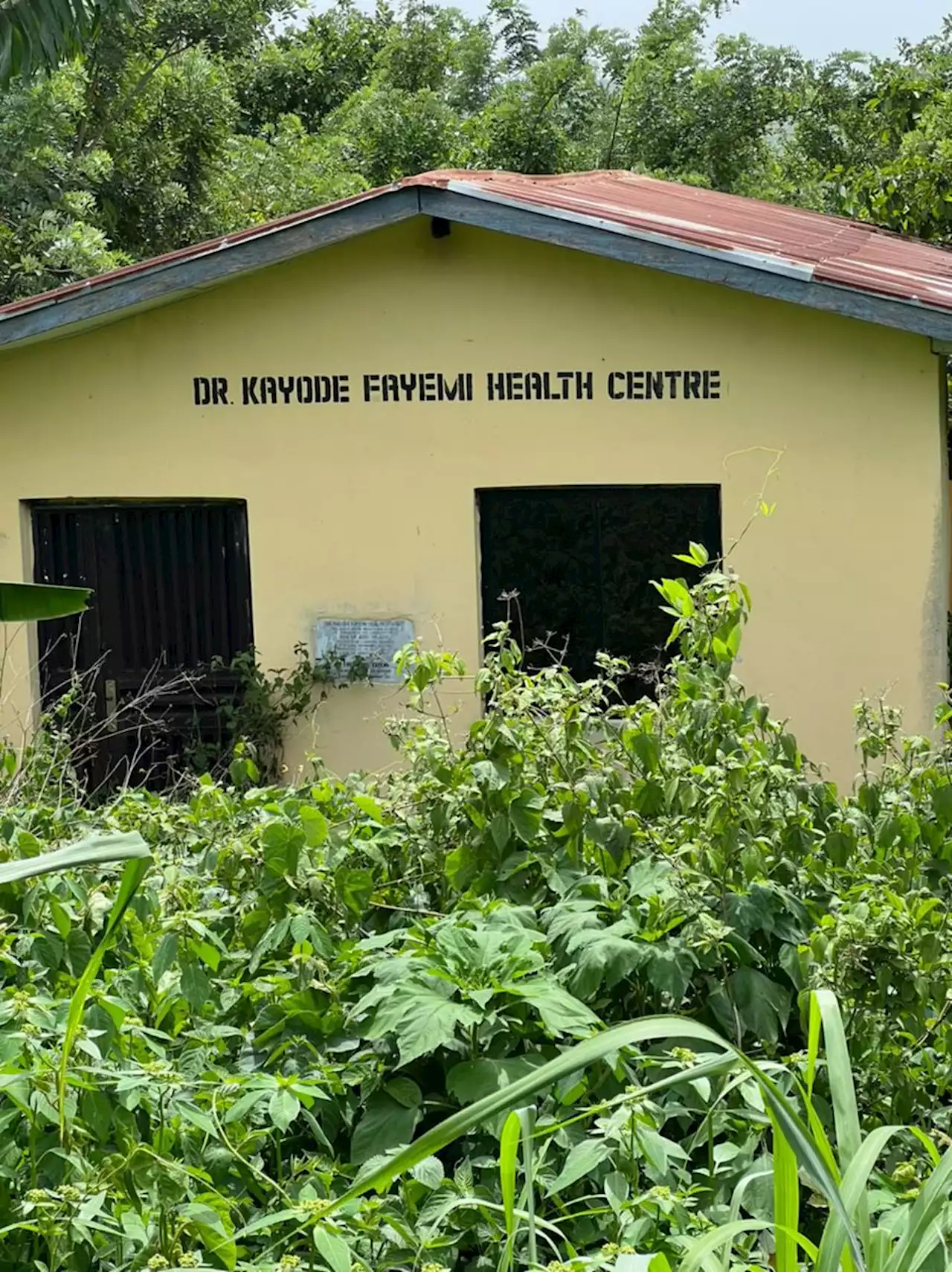 PHOTONEWS: Scams Of Former Ekiti State Governor, Kayode Fayemi, Exposed As Bush Take Over Abandoned 'Fayemi Health Centre' | Sahara Reporters